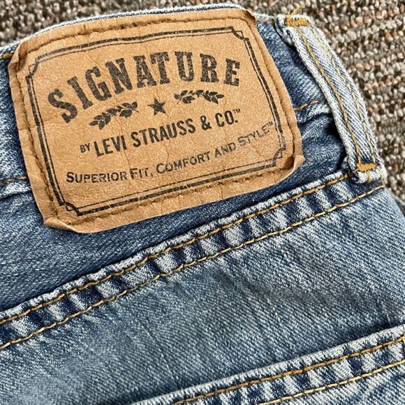 Vintage Relaxed Straight Leg Levi’s - Picture 13 of 16